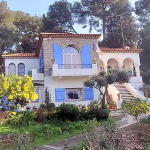  Hébergement de vacances Magnifique De La Garoupe Au Cap D'antibes à 300m Des Plages France